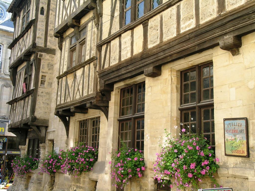 Logis Les Remparts Bed and Breakfast Bayeux Eksteriør billede
